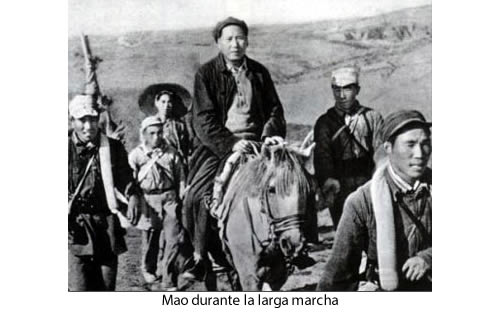 Los comunistas, con Mao al frente, en octubre de 1934, y asediados, comenzaron una Larga Marcha que concluyó con su victoria.